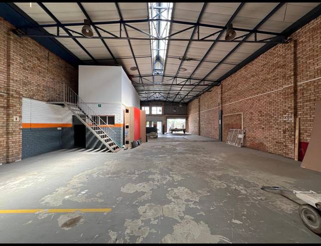 301M² WAREHOUSE TO LET IN LASER PARK